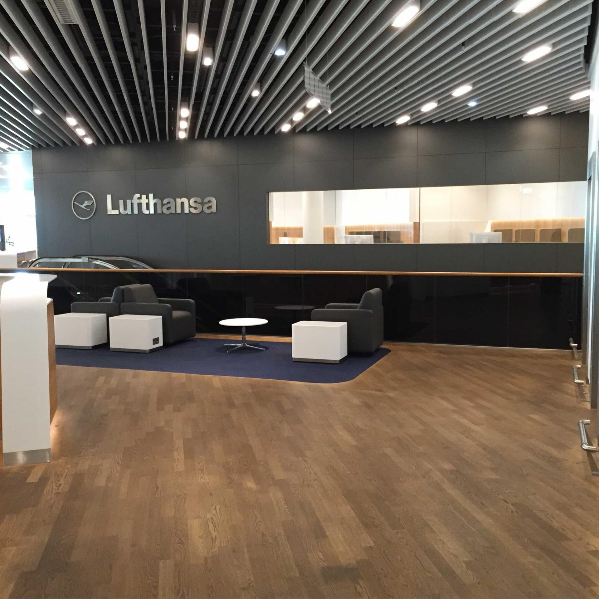 Lufthansa Business Lounge (Non-Schengen) image 6 of 14