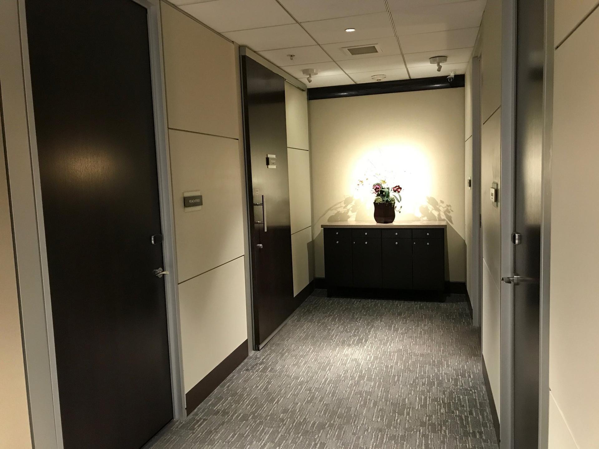 Minute Suites (Gate B15) image 3 of 19