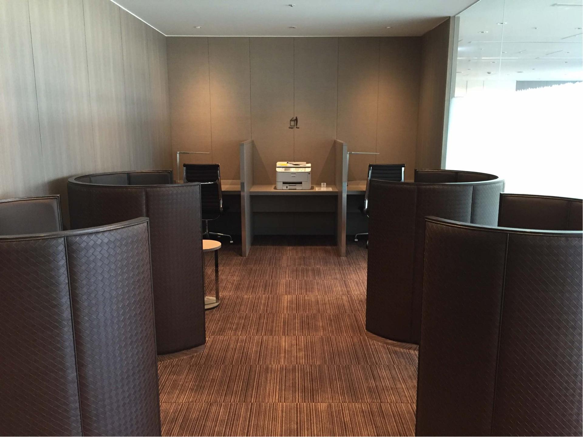 Japan Airlines JAL First Class Lounge image 24 of 43