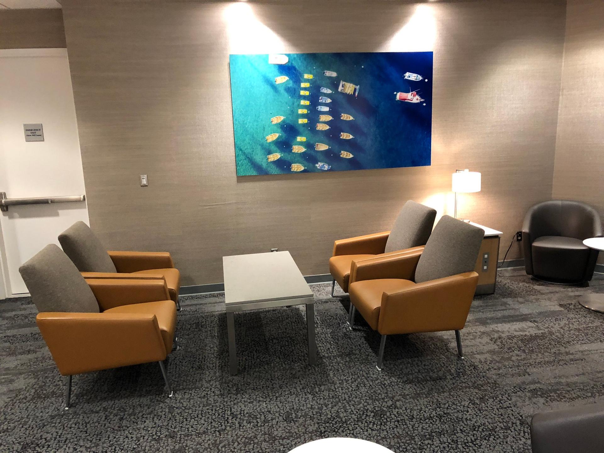 American Airlines Admirals Club image 31 of 38