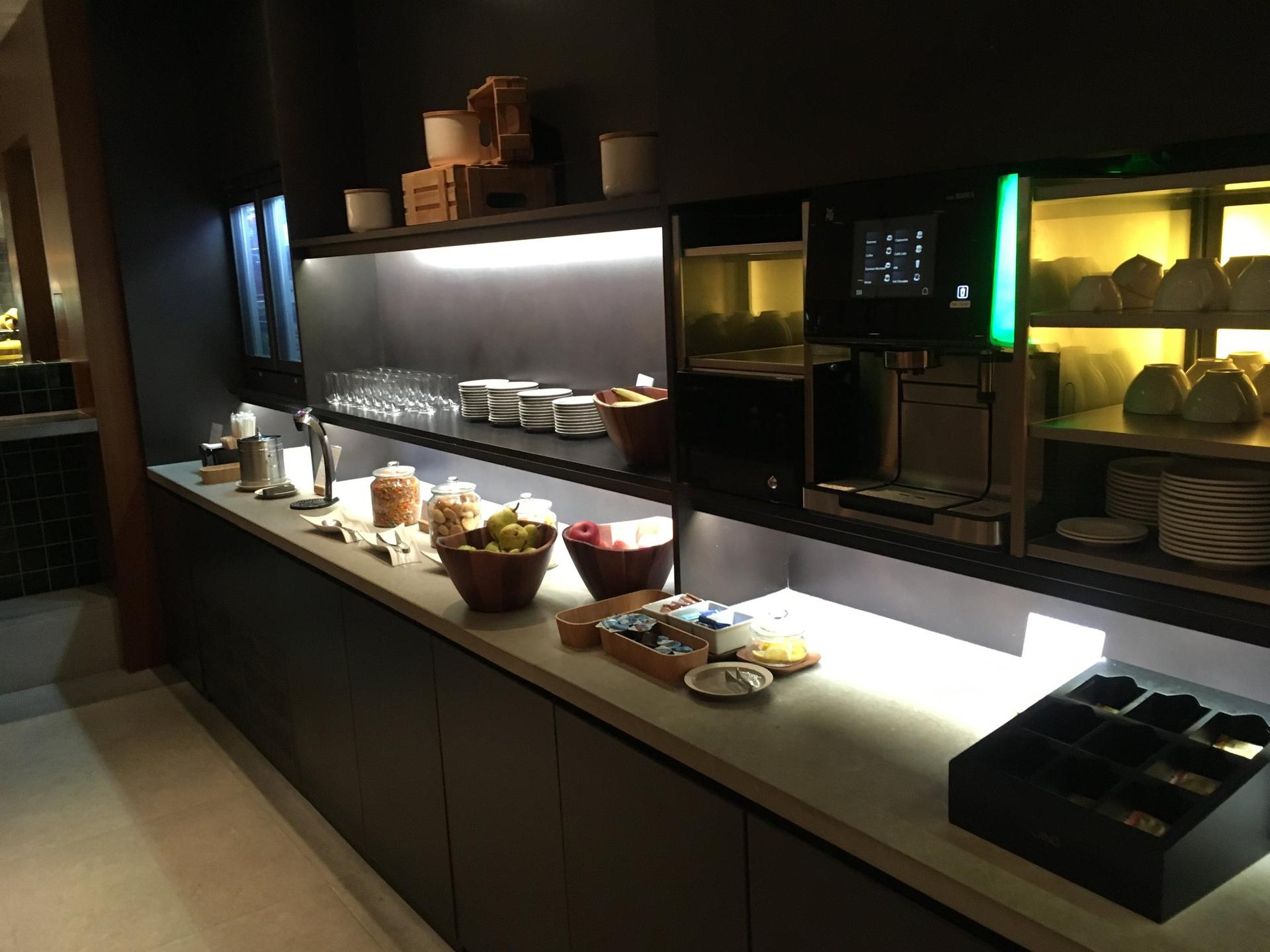Cathay Pacific Lounge image 45 of 60