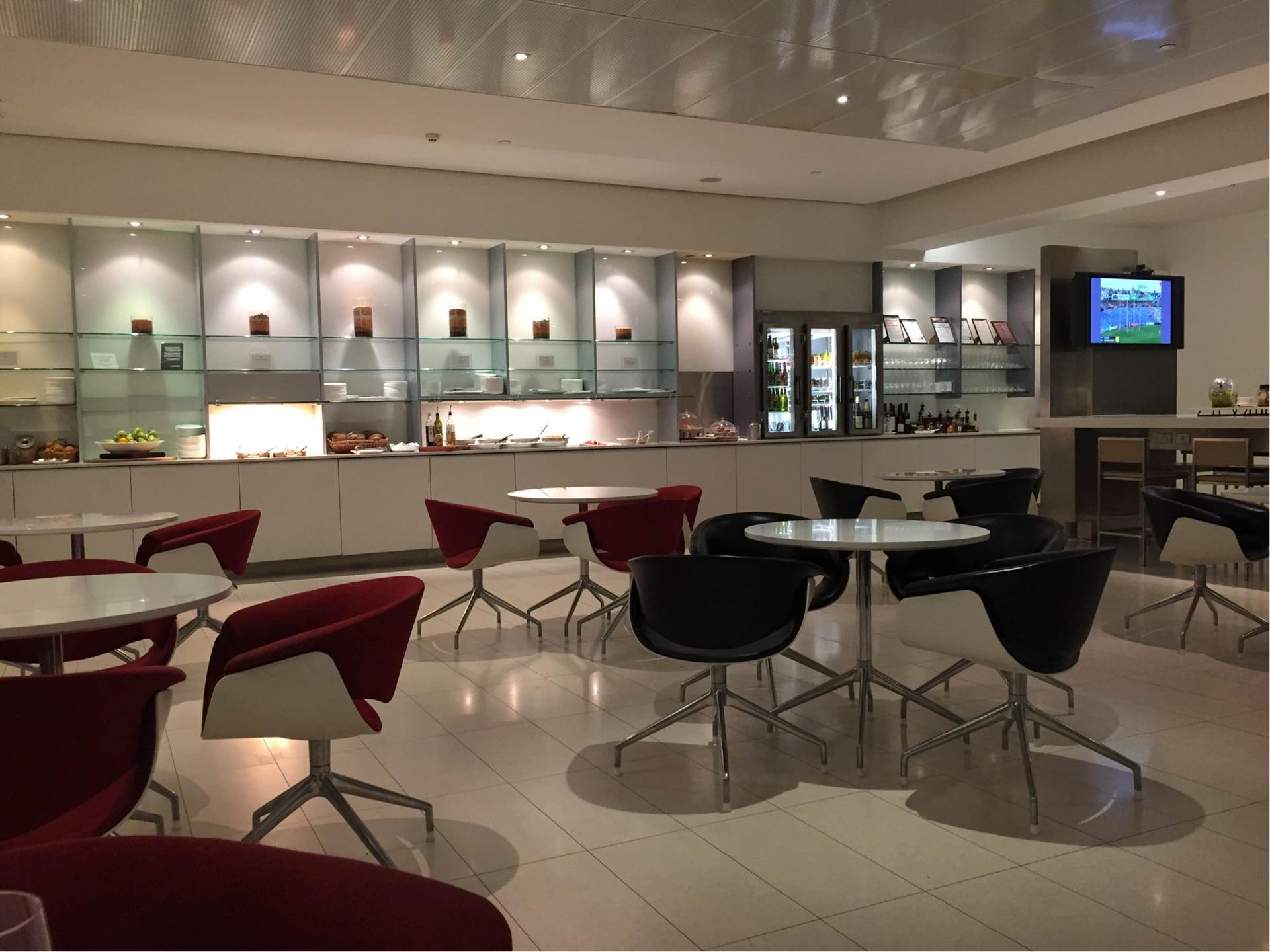 Qantas Airways International Business Lounge image 4 of 17