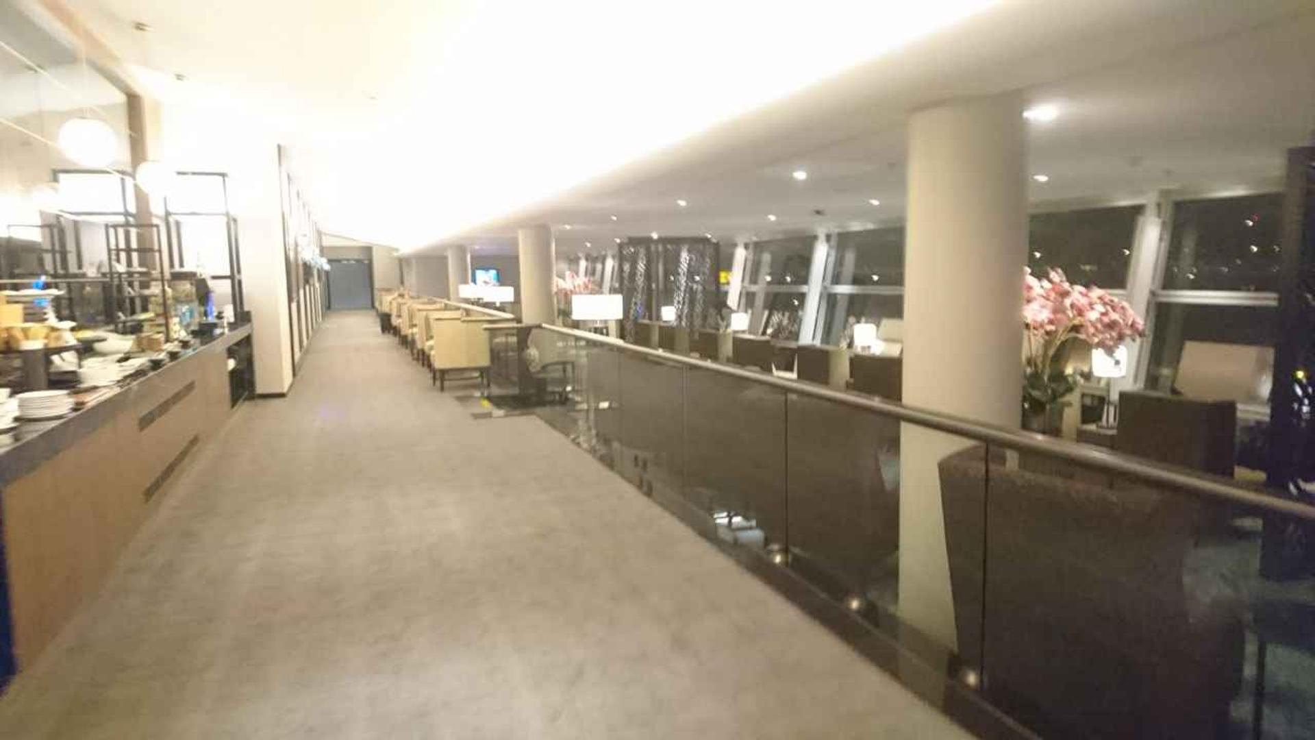 Malaysia Airlines Platinum Lounge image 25 of 26