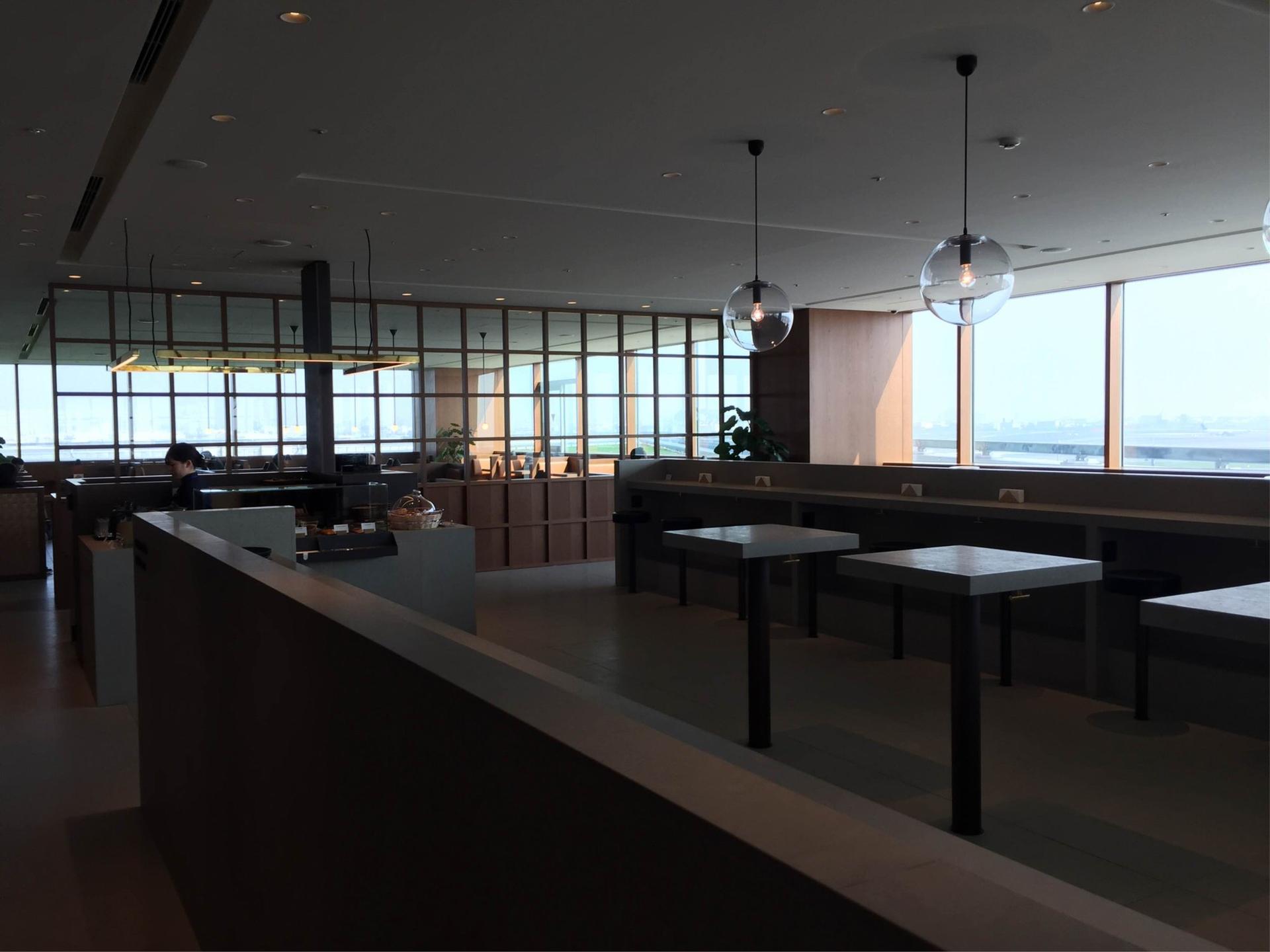 Cathay Pacific Lounge image 41 of 49