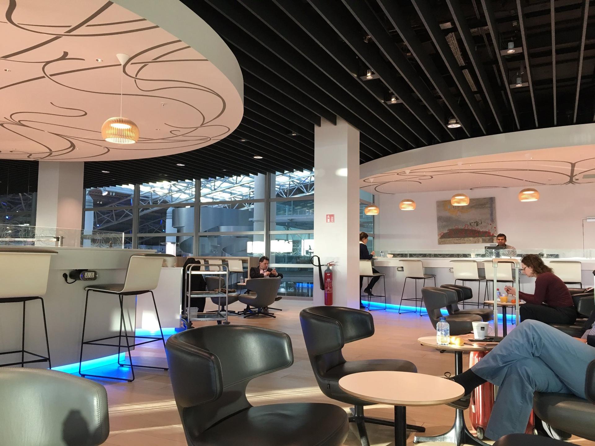 The Loft by Brussels Airlines and Lounge by Lexus image 14 of 23