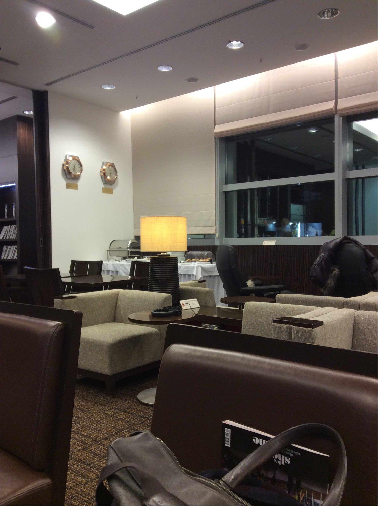 Japan Airlines JAL First Class Lounge image 4 of 10