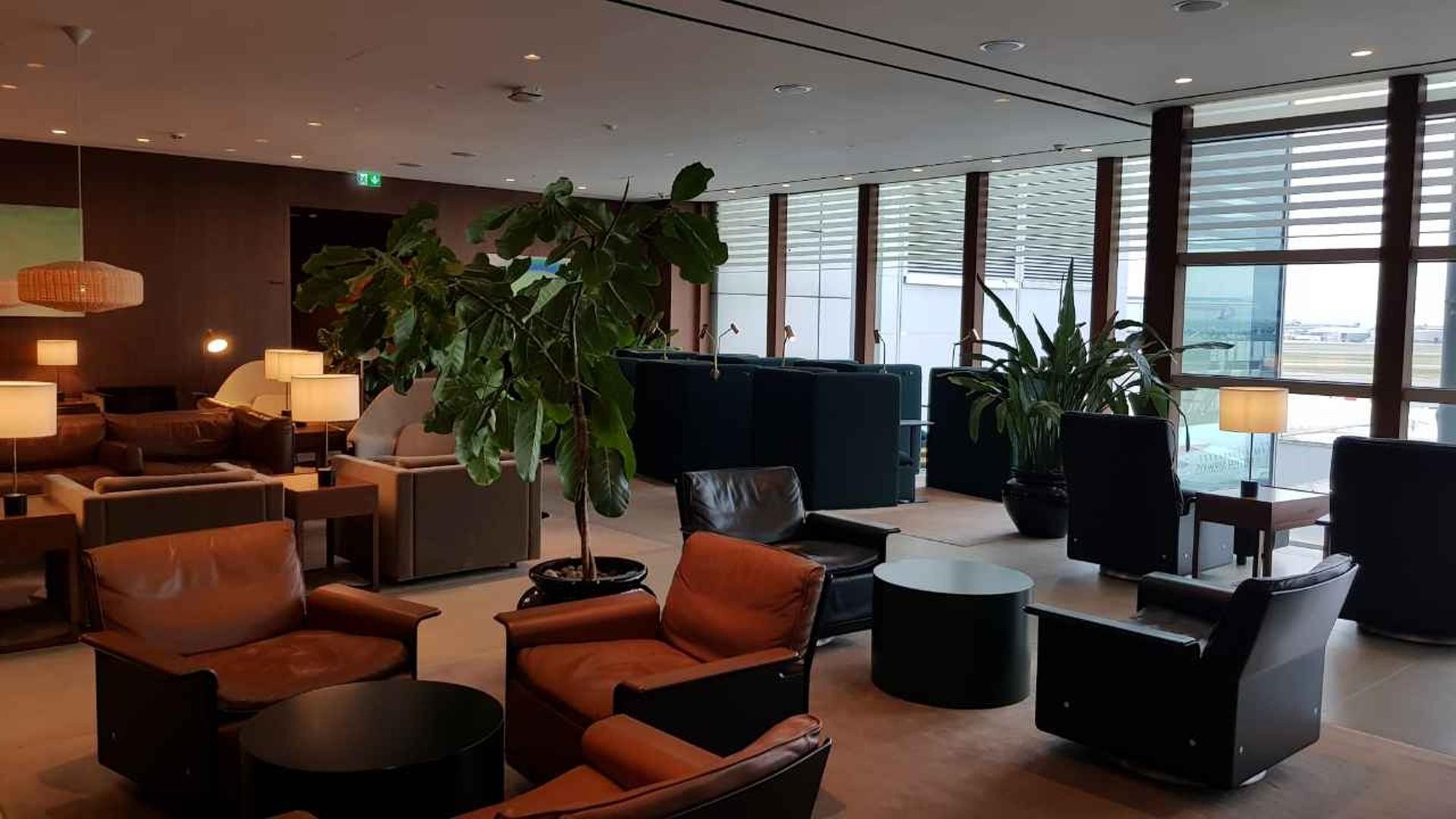 Cathay Pacific Business Class Lounge image 34 of 48