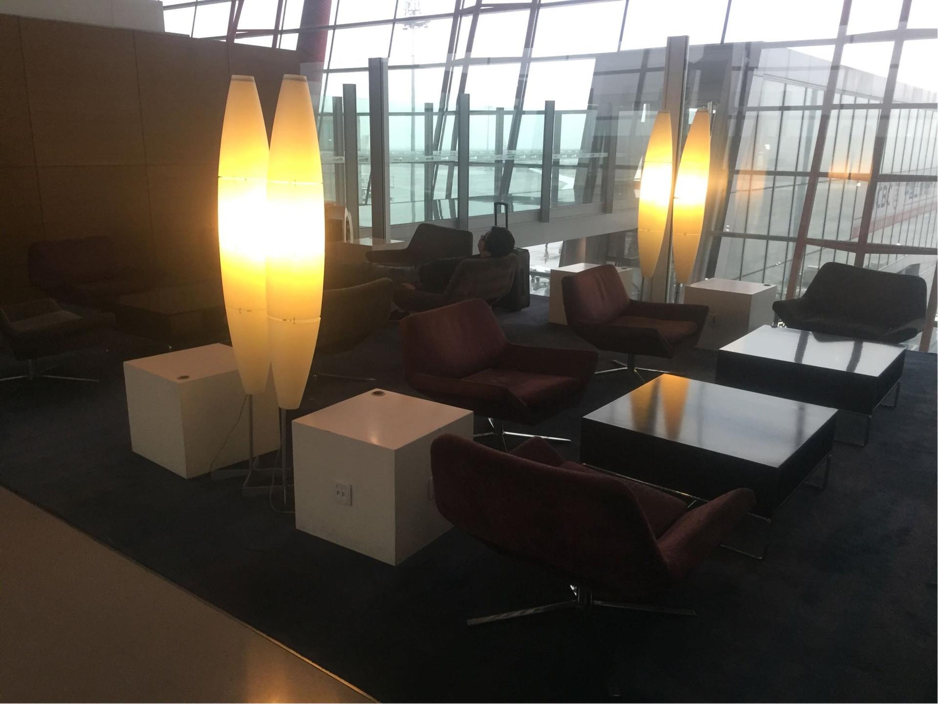 Cathay Pacific Lounge image 12 of 17