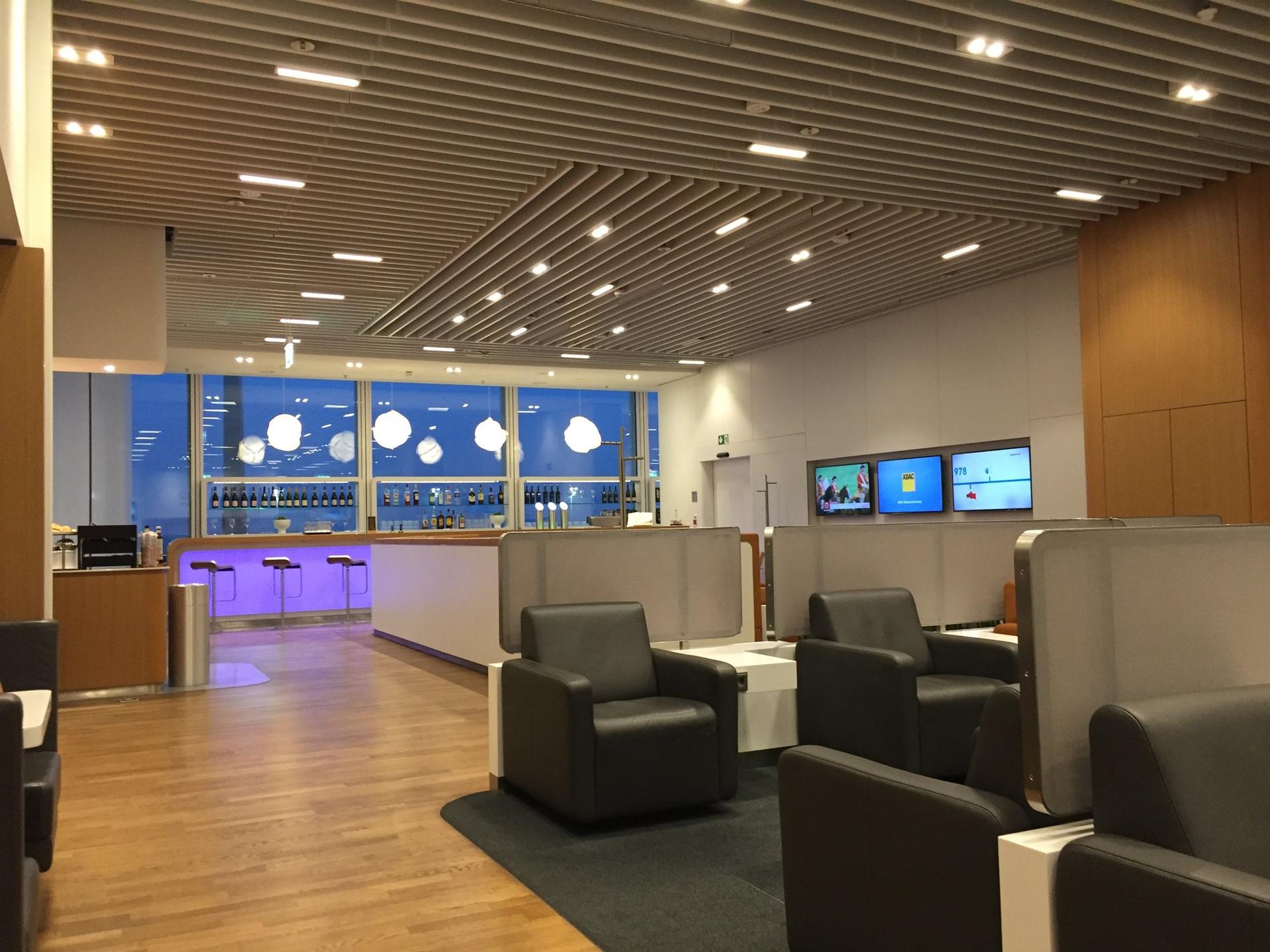 Lufthansa Business Lounge (Non-Schengen) image 13 of 34