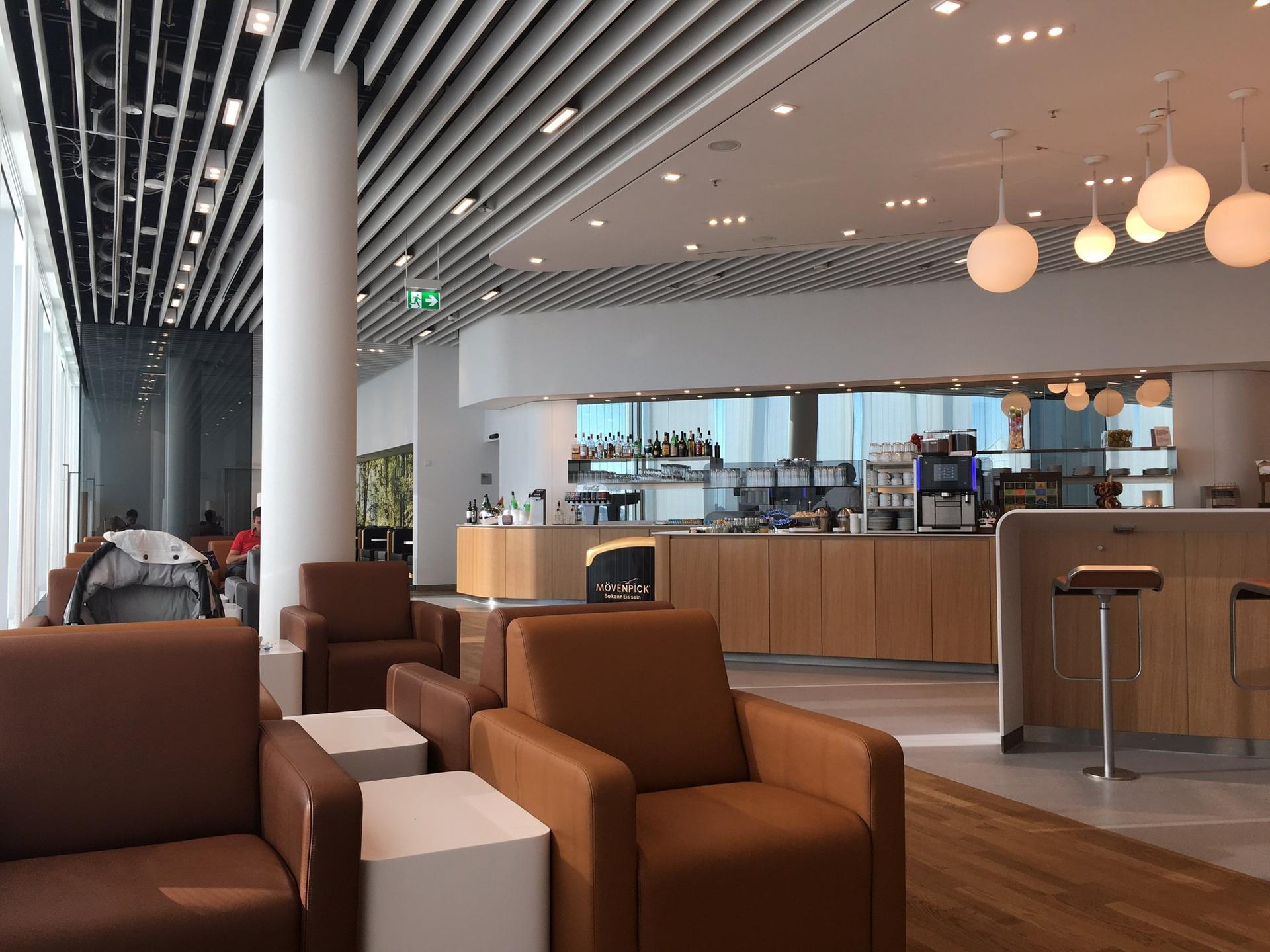 Lufthansa Senator Lounge (Schengen) image 3 of 7