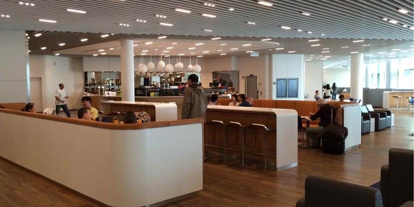 Lufthansa Business Lounge (Non-Schengen) image 1 of 5