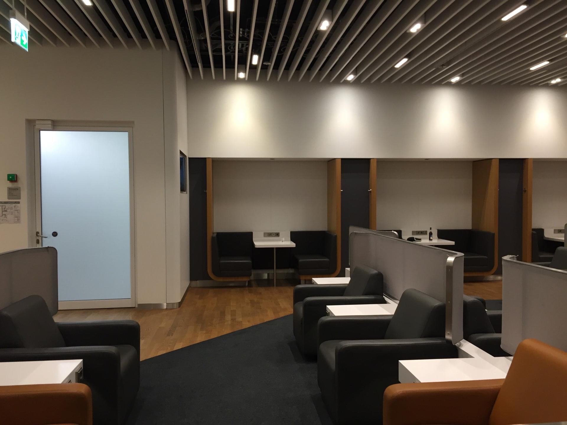 Lufthansa Business Lounge (Non-Schengen) image 6 of 34