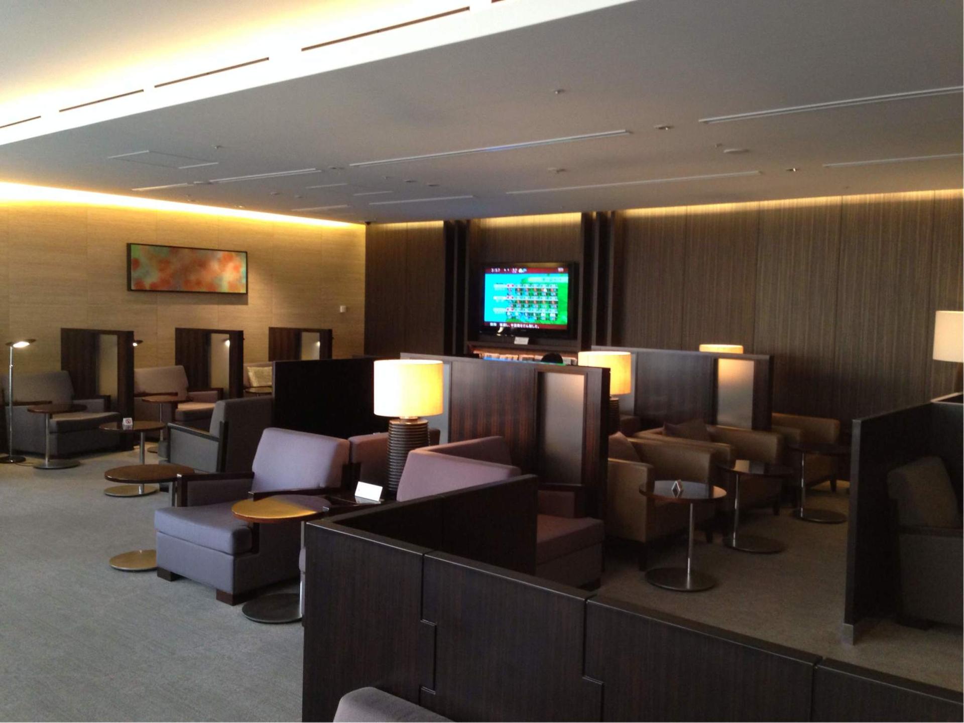 Japan Airlines JAL First Class Lounge  image 18 of 45