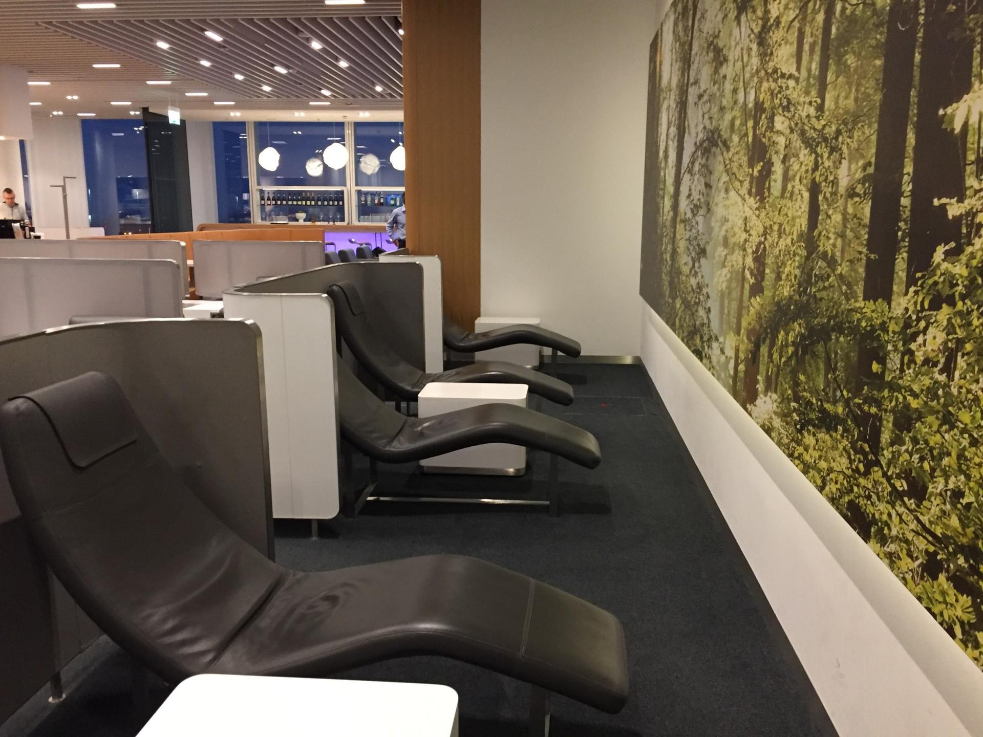 Lufthansa Business Lounge (Non-Schengen) image 4 of 34