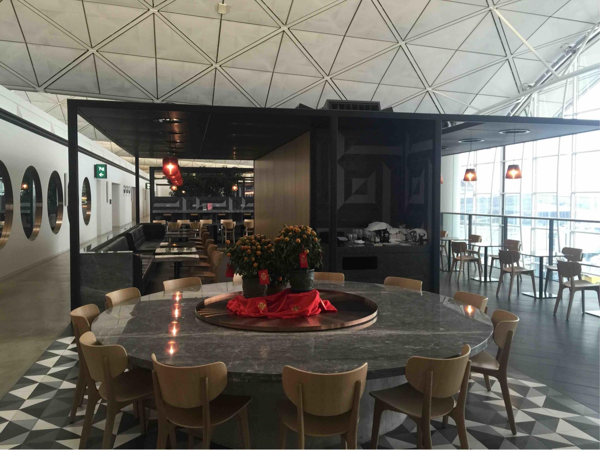The Qantas Hong Kong Lounge image 26 of 99