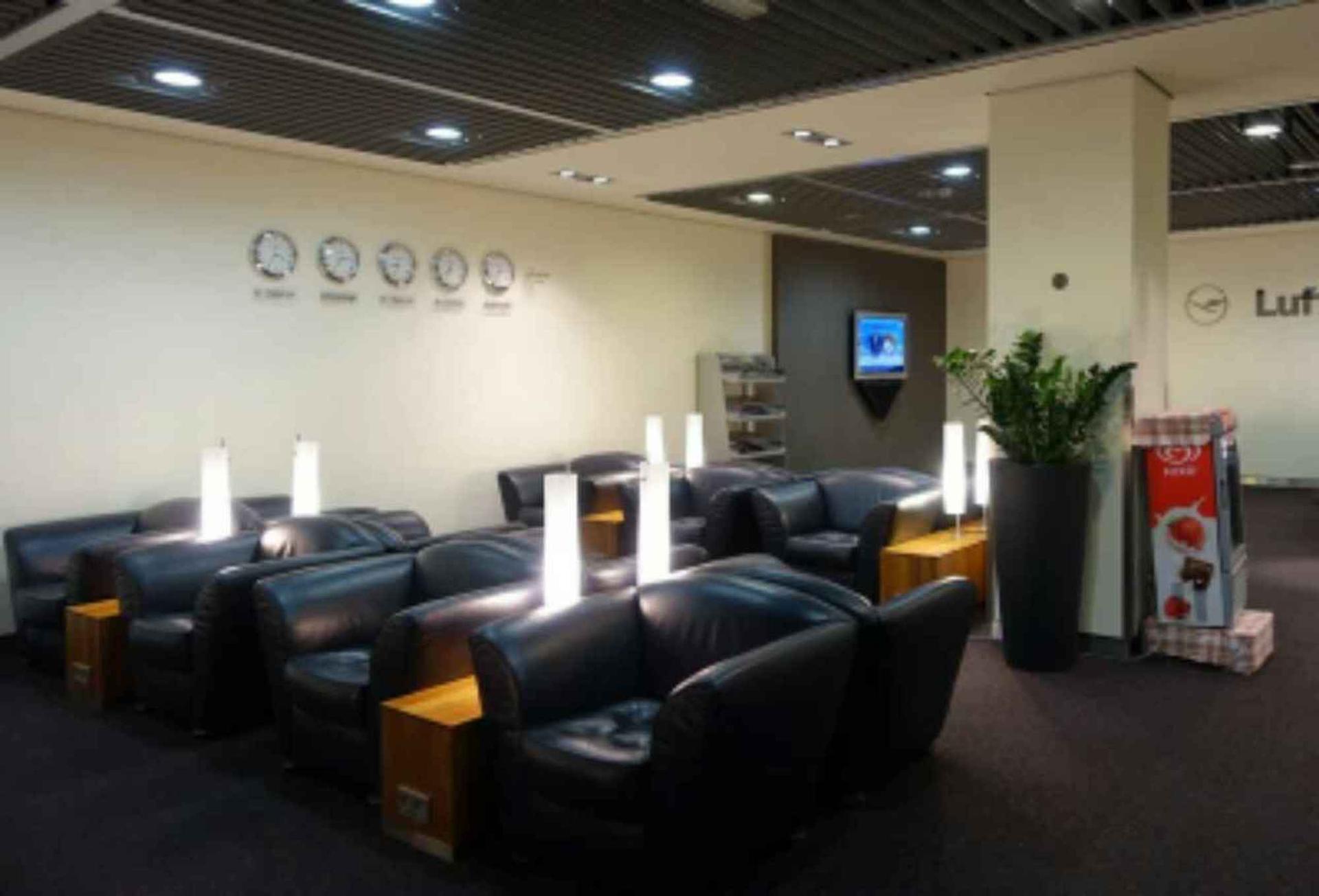 Lufthansa Senator Lounge image 2 of 7