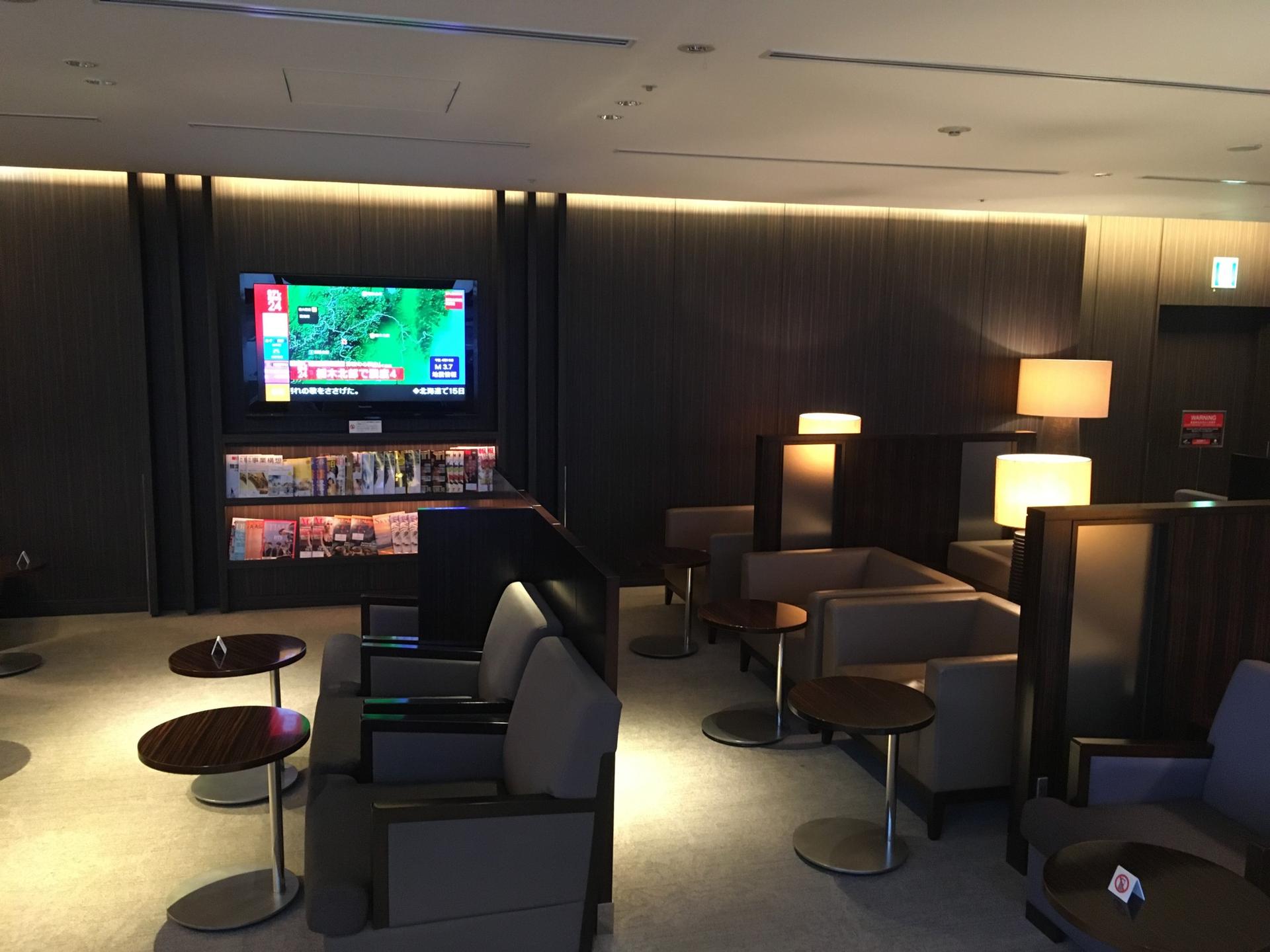 Japan Airlines JAL First Class Lounge  image 41 of 45