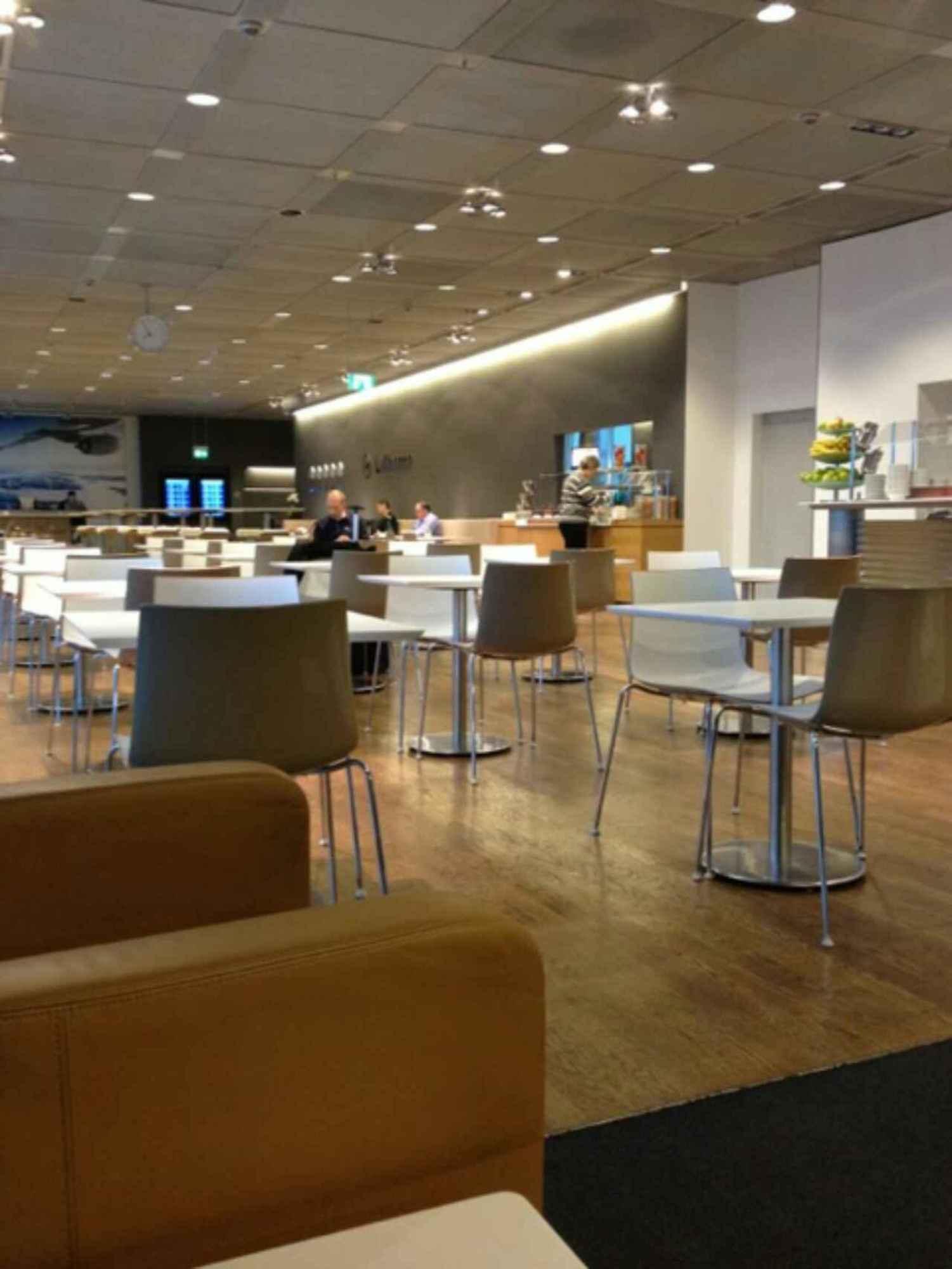 Lufthansa Business Lounge (Gate G28, Schengen) image 7 of 17