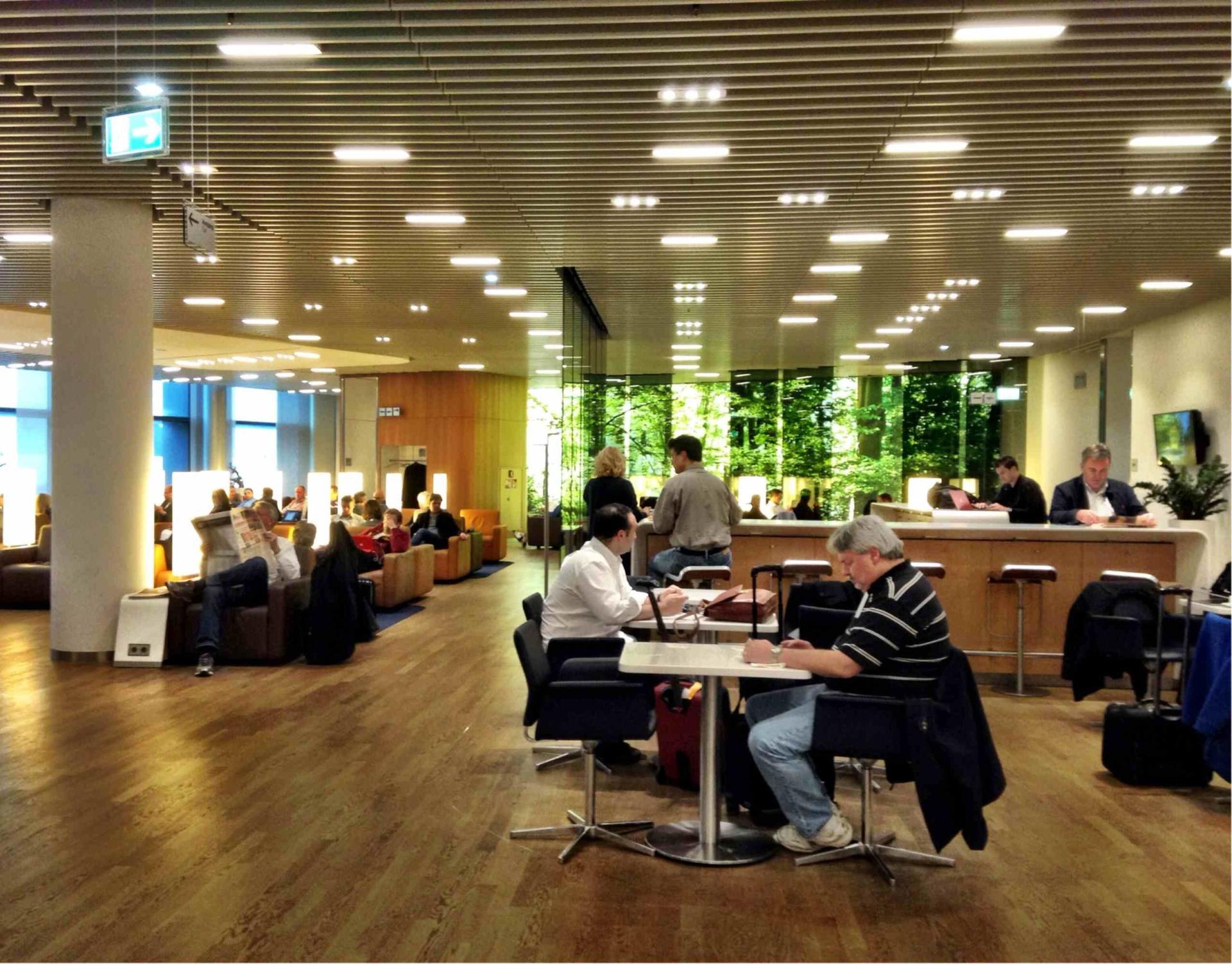 Lufthansa Senator Lounge (Schengen) image 1 of 6