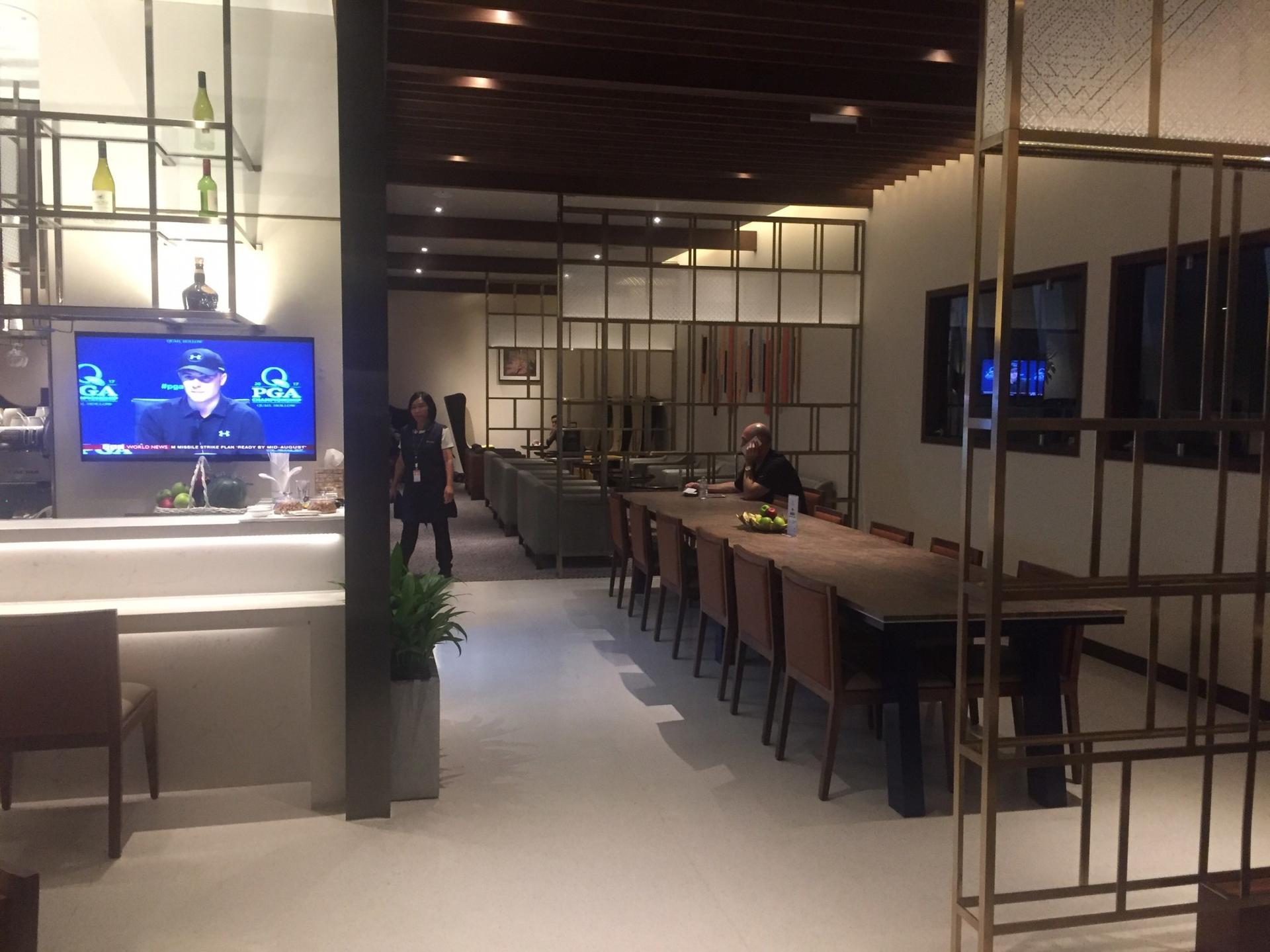 Singapore Airlines SilverKris Business Class Lounge  image 4 of 16