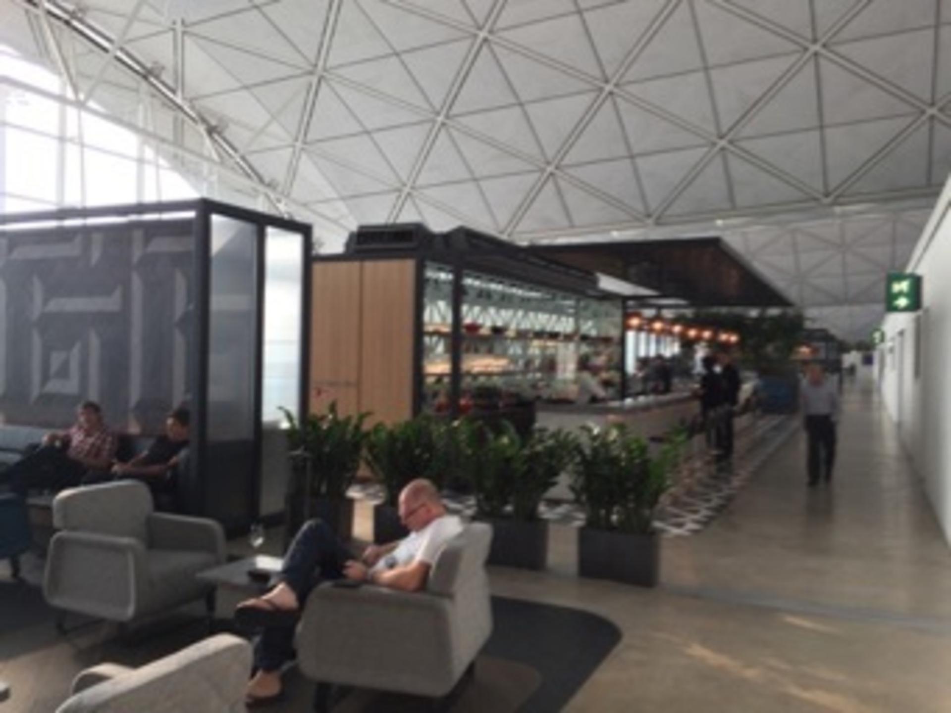 The Qantas Hong Kong Lounge image 43 of 99