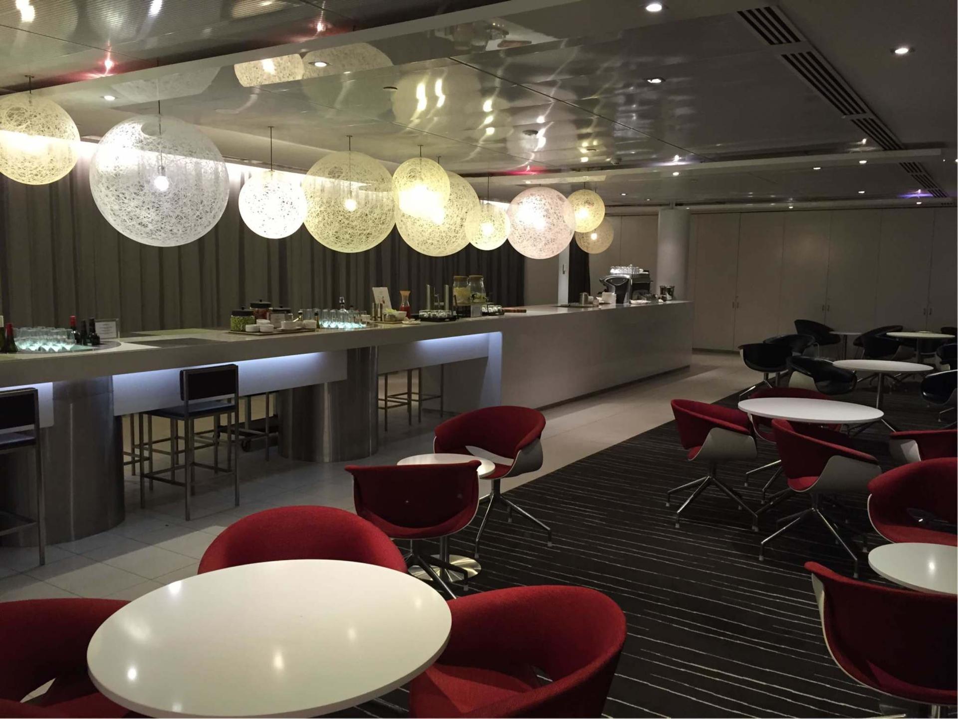 Qantas Airways International Business Lounge image 1 of 17