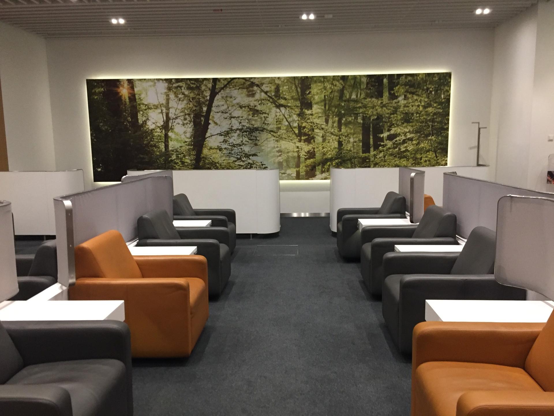 Lufthansa Business Lounge (Non-Schengen) image 12 of 34