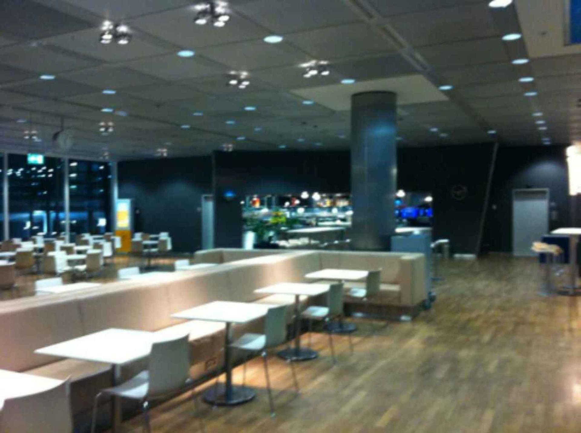 Lufthansa Business Lounge (Gate G28, Schengen) image 8 of 17