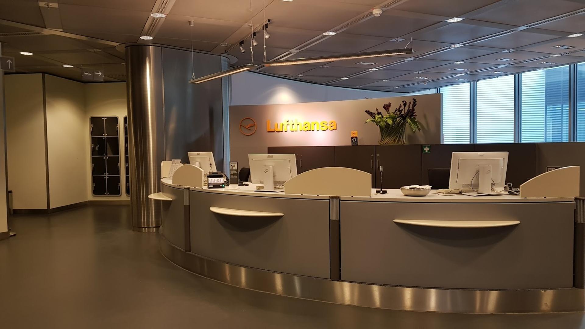 Lufthansa Business Lounge (Non-Schengen, Gates B44-B48) image 45 of 46