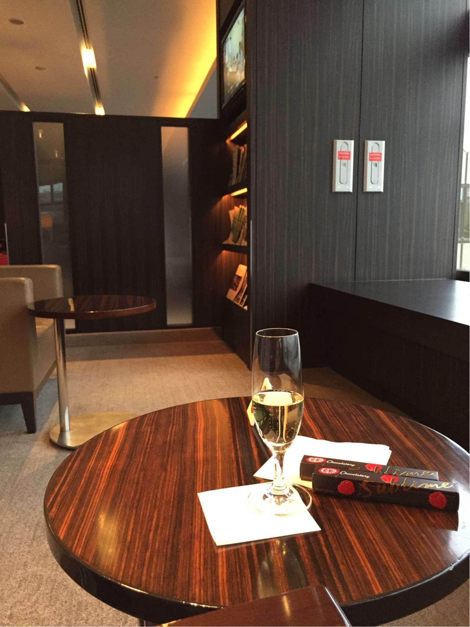 Japan Airlines JAL First Class Lounge  image 7 of 45