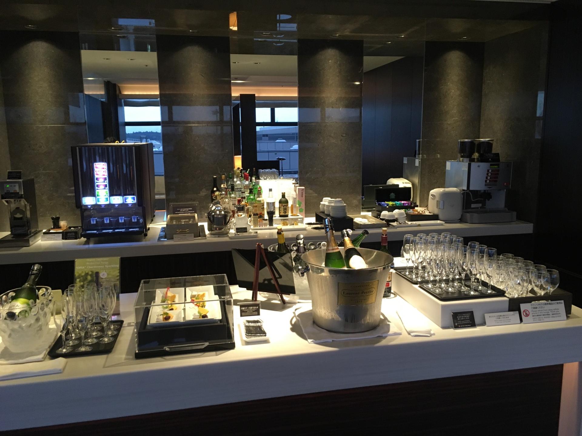 Japan Airlines JAL First Class Lounge  image 38 of 45