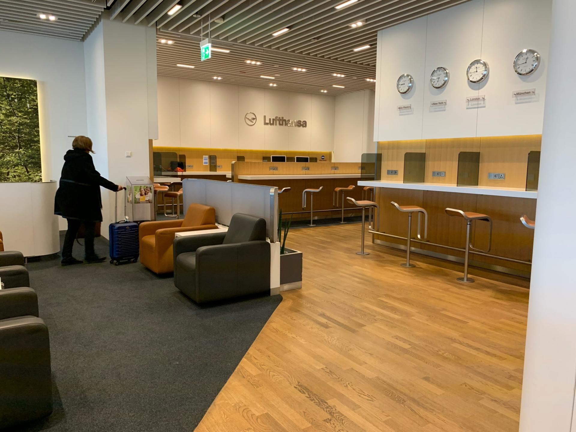 Lufthansa Business Lounge (Non-Schengen) image 29 of 34